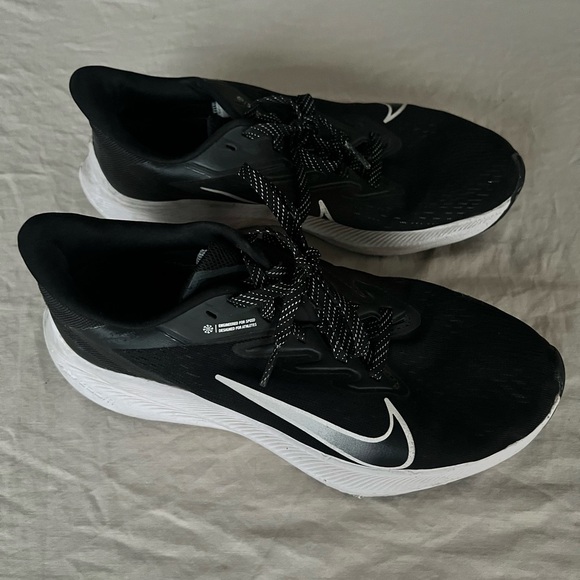 Nike Black and White Sneakers - Picture 3 of 7
